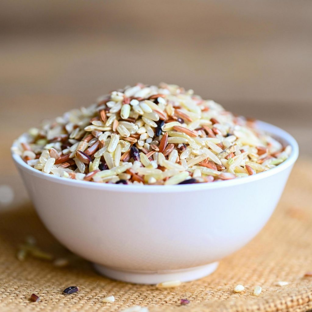 brown-rice-on-white-bowl-sack-background-raw-various-rice-color-mixed-thai-rice-for-cooking-food-loonzain-rice-brown-black-red-white-purple-health-food-free-photo